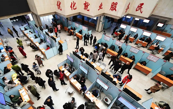 820万毕业生迎就业高峰 促高质量就业系列政策酝酿出台