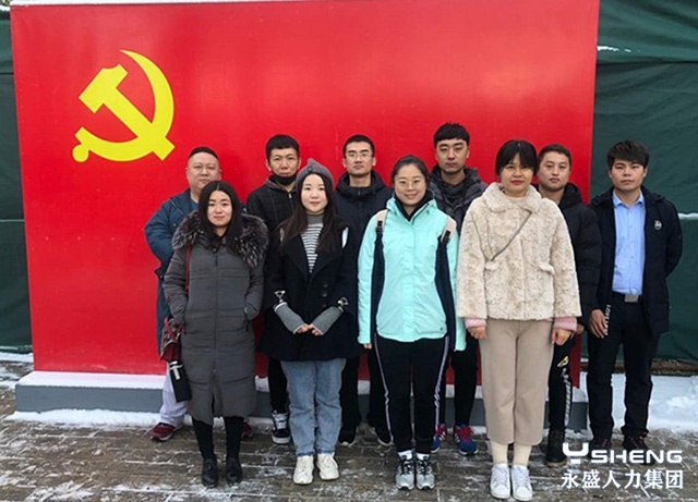 参观学习人员合影留念