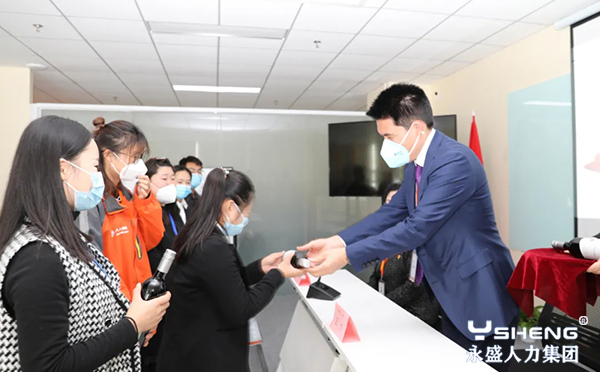 集团董事长王杰为学员颁发奖品