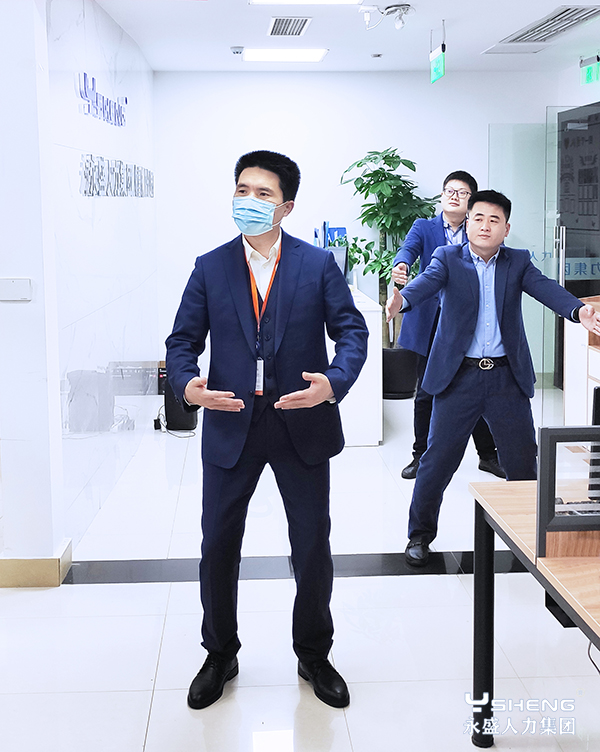 董事长赴重庆分公司考察 现场做“八段锦”