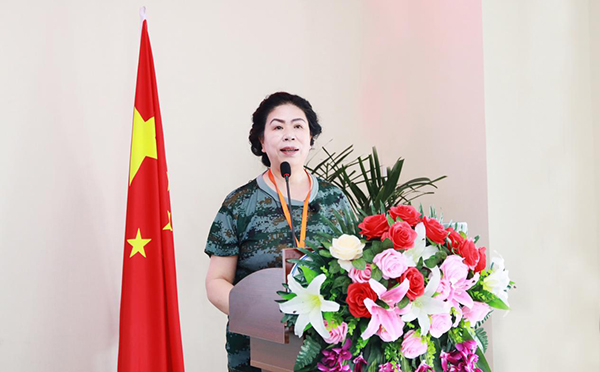 徐磊：经常向年轻人请教的执行校长